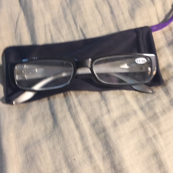 Reading glasses - Picture 1 of 3